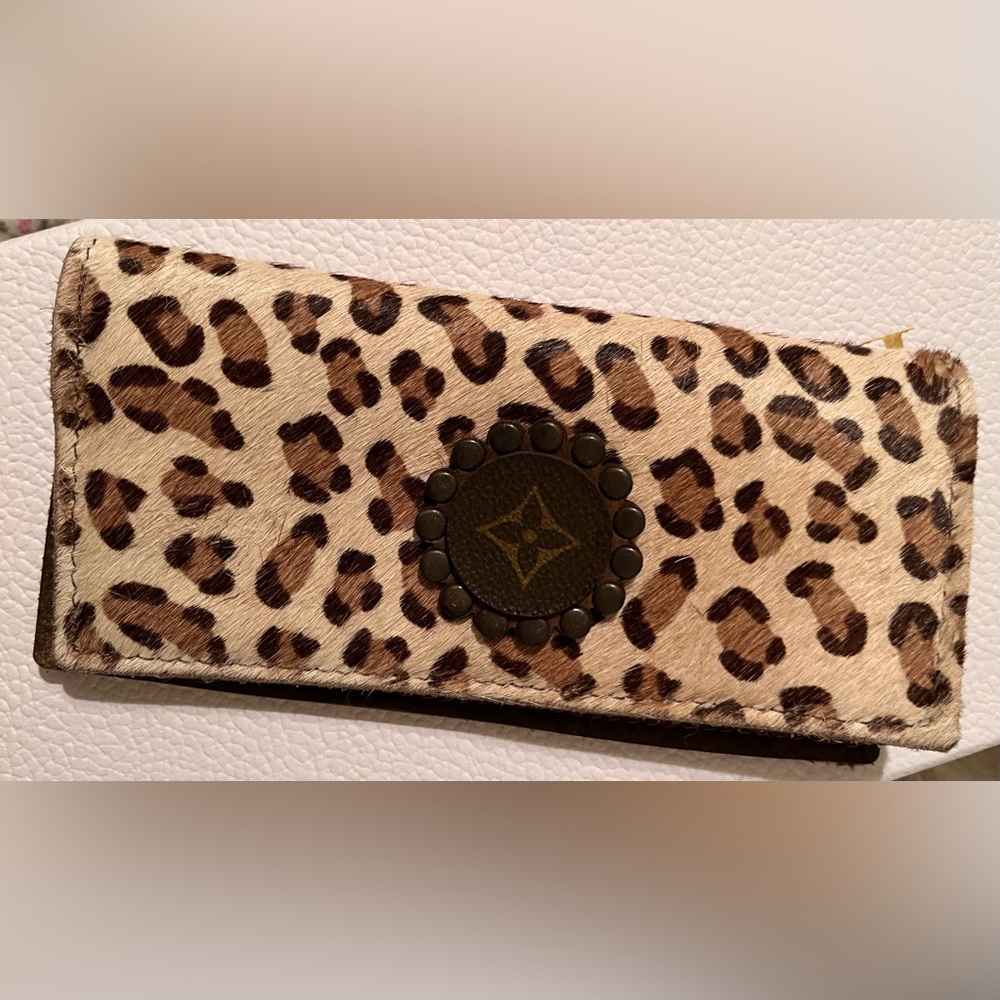 Chic Leopard Print Wallet with Brown Details - Picture 6 of 7